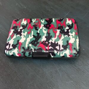 Credit Card camo holder/wallet plastic but hardshell